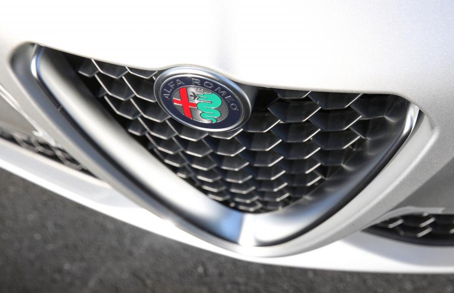 Логотип Alfa Romeo Giulia (952) 2017 года  (AU) (фото 16 из 52)